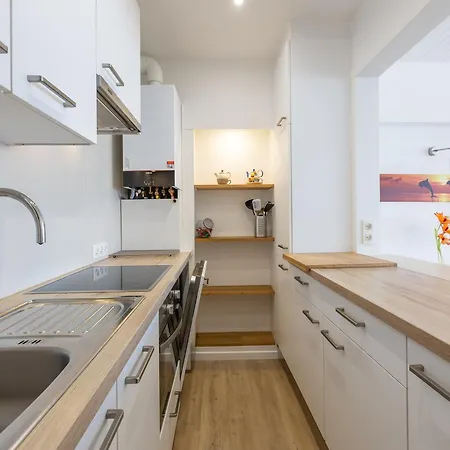 Sunny Seaside Apartment, Cleaning Included 아파트