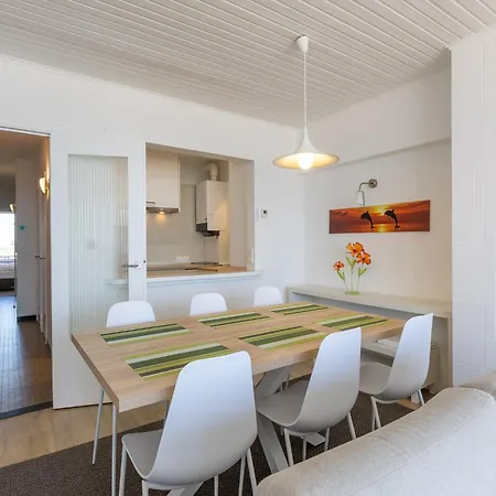 아파트 Sunny Seaside Apartment, Cleaning Included *