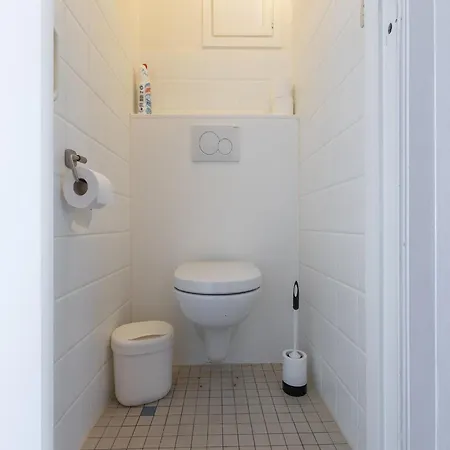Sunny Seaside Apartment, Cleaning Included *