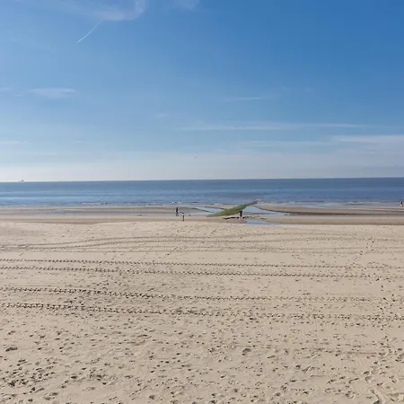 Sunny Seaside Apartment, Cleaning Included 아파트 *
