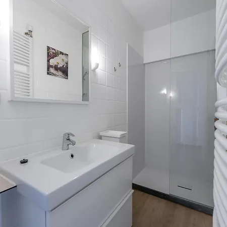 Sunny Seaside Apartment, Cleaning Included *