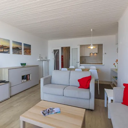 아파트 Sunny Seaside Apartment, Cleaning Included